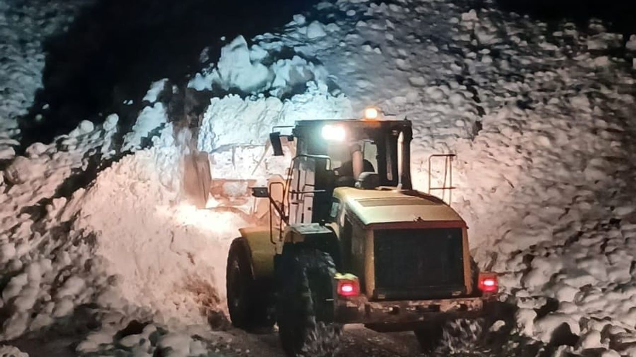 Kemaliye'de Kapanan Grup Köy Yolları Yeniden Açıldı