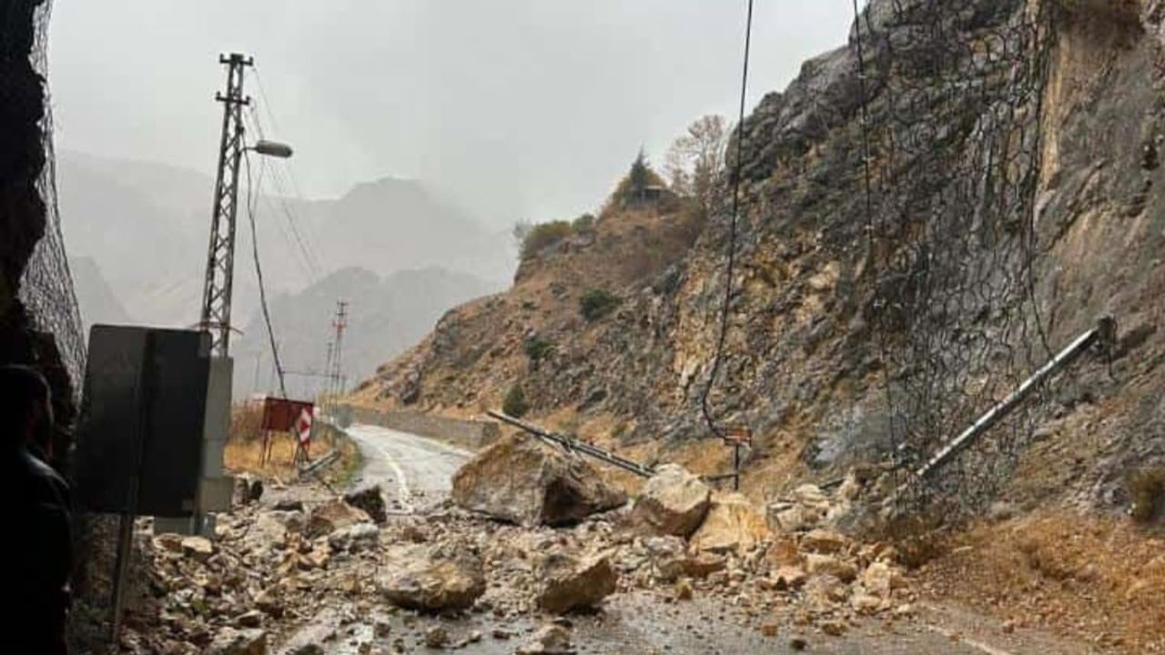 Kemaliye'deki Tünel Girişinde Tehlike Uyarısı