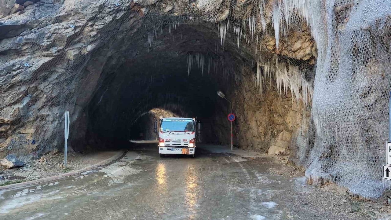 Kemaliye'deki Zorlu Taş Yolu Kışın Buz Tutuyor