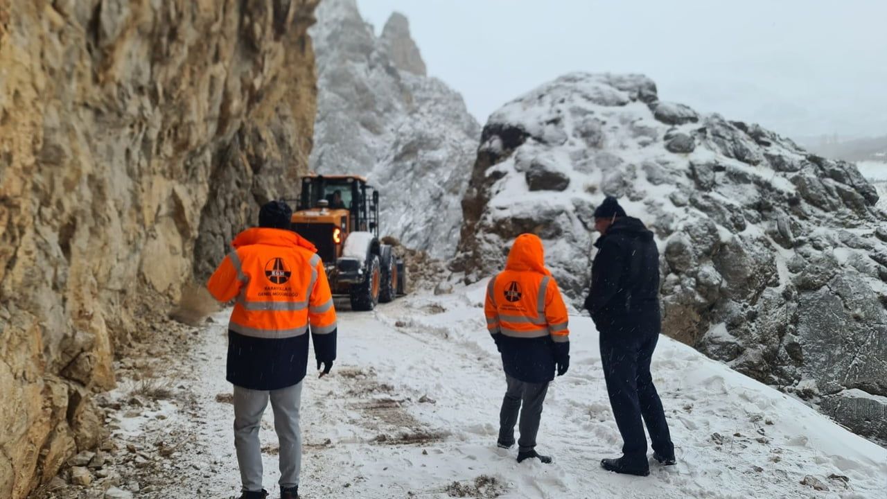 Kemaliye Taş Yolu'nda Tehlike Oluşturan Kaya Ve Taşlar Temizlendi