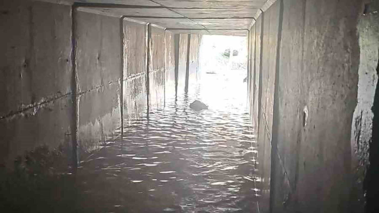 Kemalpaşa'da Sağanak Yağış Sonrası Araç Kurtarma Çalışmaları Devam Ediyor