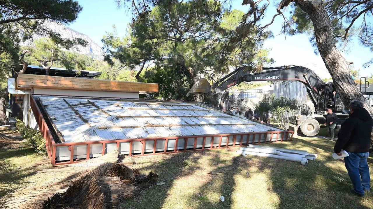 Kemer’de Kaçak Yapıların Yıkımına Devam Ediliyor