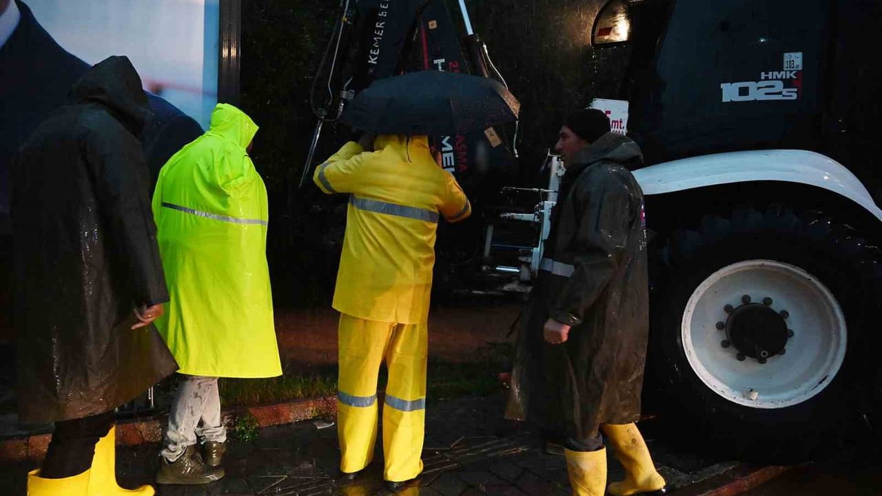 Kemer'de Sağanak Yağış Etkili Oldu