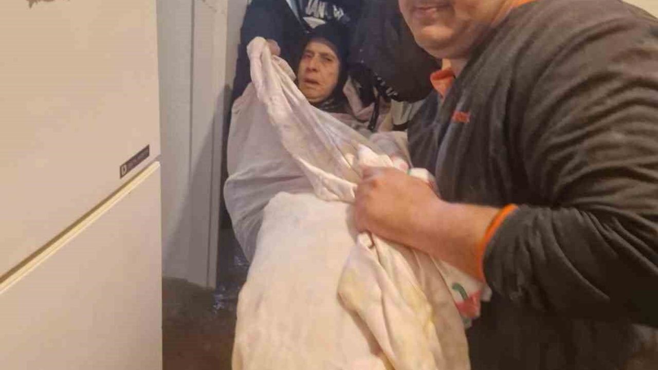 Kemer'de Sağanak Yağışta Mahsur Kalanlar Jandarma Tarafından Kurtarıldı