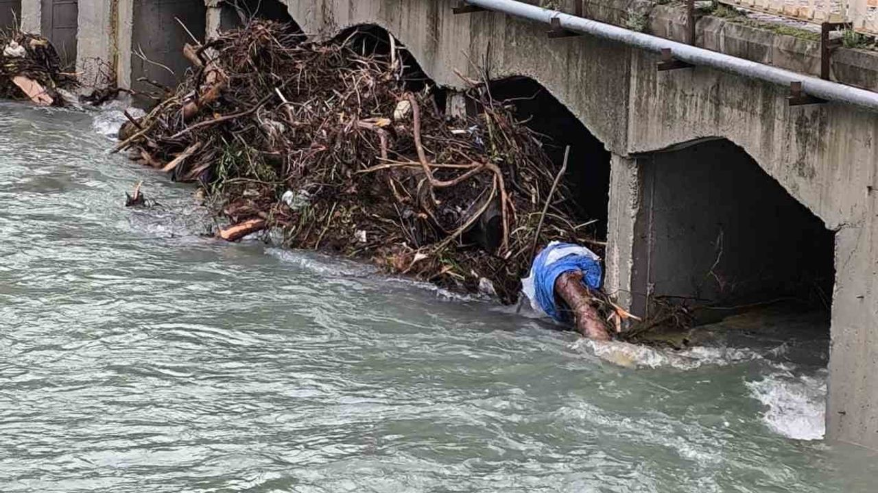 Kemer'de Şiddetli Yağışın Ardından Temizlik Çalışmaları