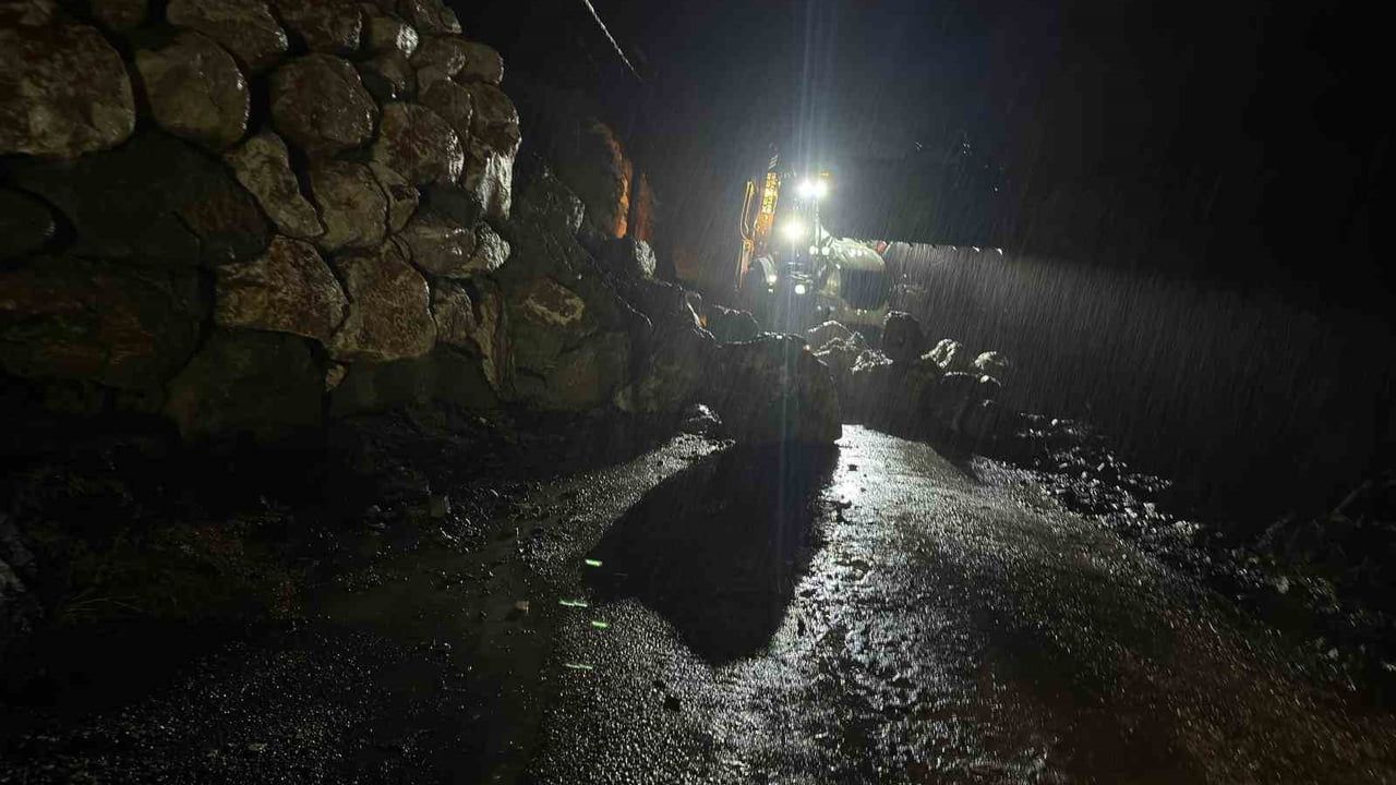 Kemer'de Yağış Sonrası İstinad Duvarı Çöktü