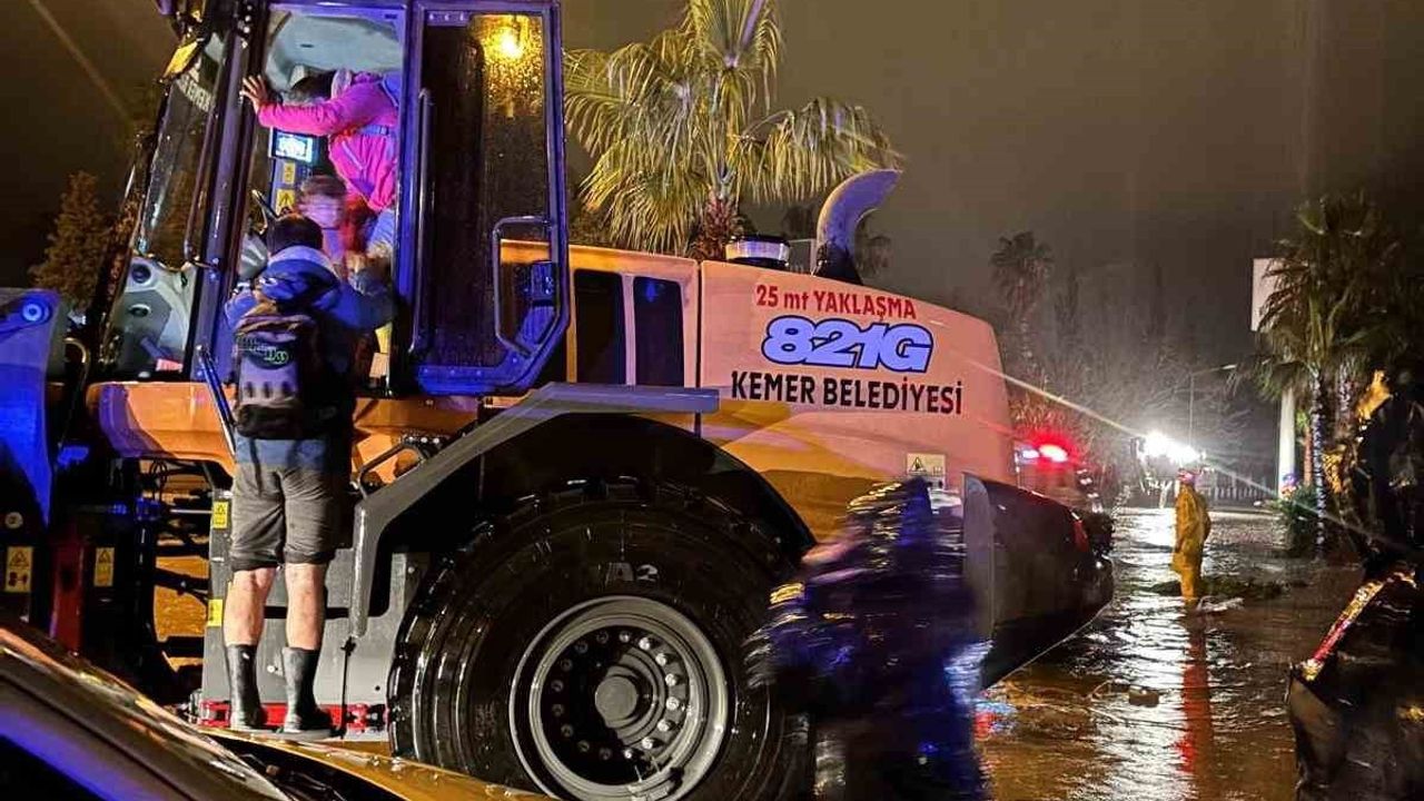 Kemer'de Yaşanan Taşkın Sonrası Aile Kurtarıldı