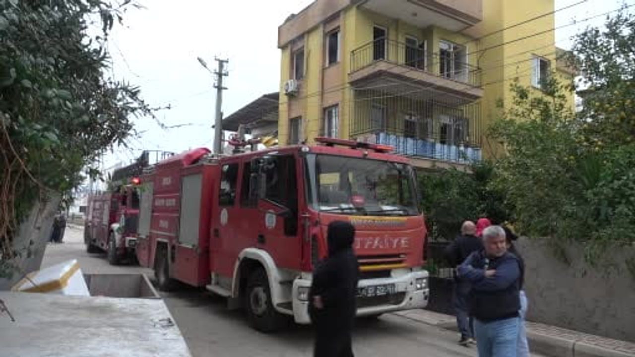 Kepez'deki Yangın Korkuttu: Apartmanda Maddi Hasar