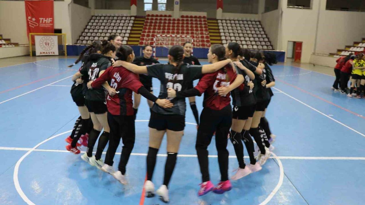 Kepez'in Yıldız Kızları Hentbolda Türkiye Şampiyonu Oldu