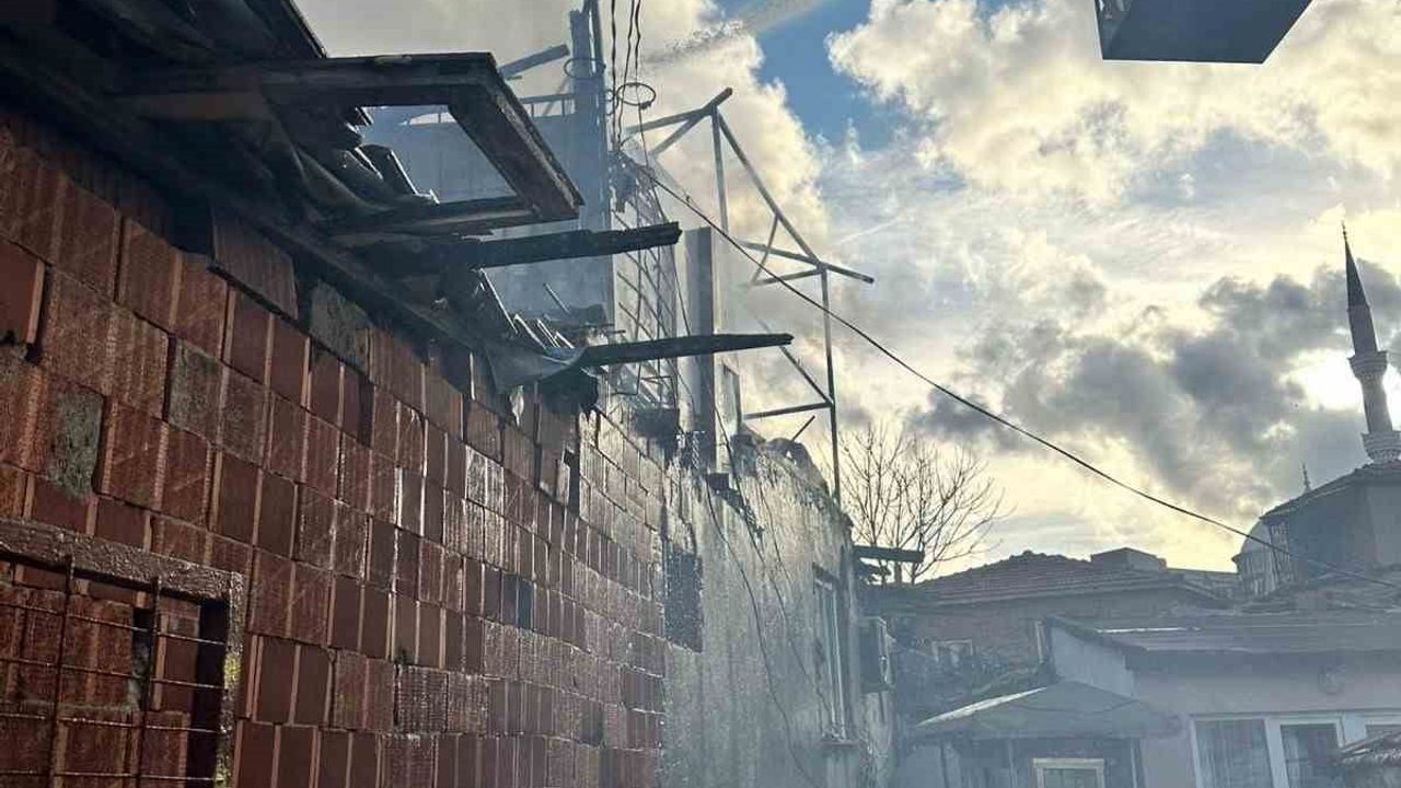 Keşan'da Çatı Yangını Kontrol Altına Alındı