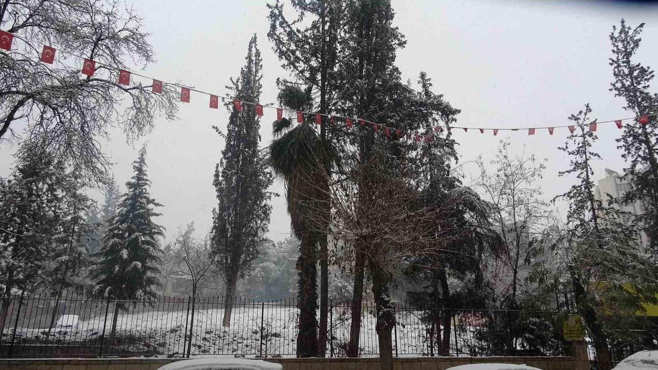 Kilis'te Görsel Şölen: Kar Yağışı Etkili Oldu