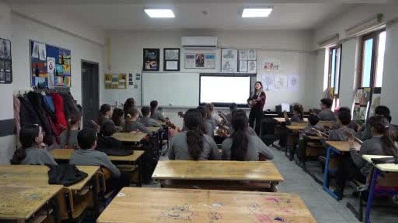 Kilis'te Öğrencilerden Ukulele Performansı