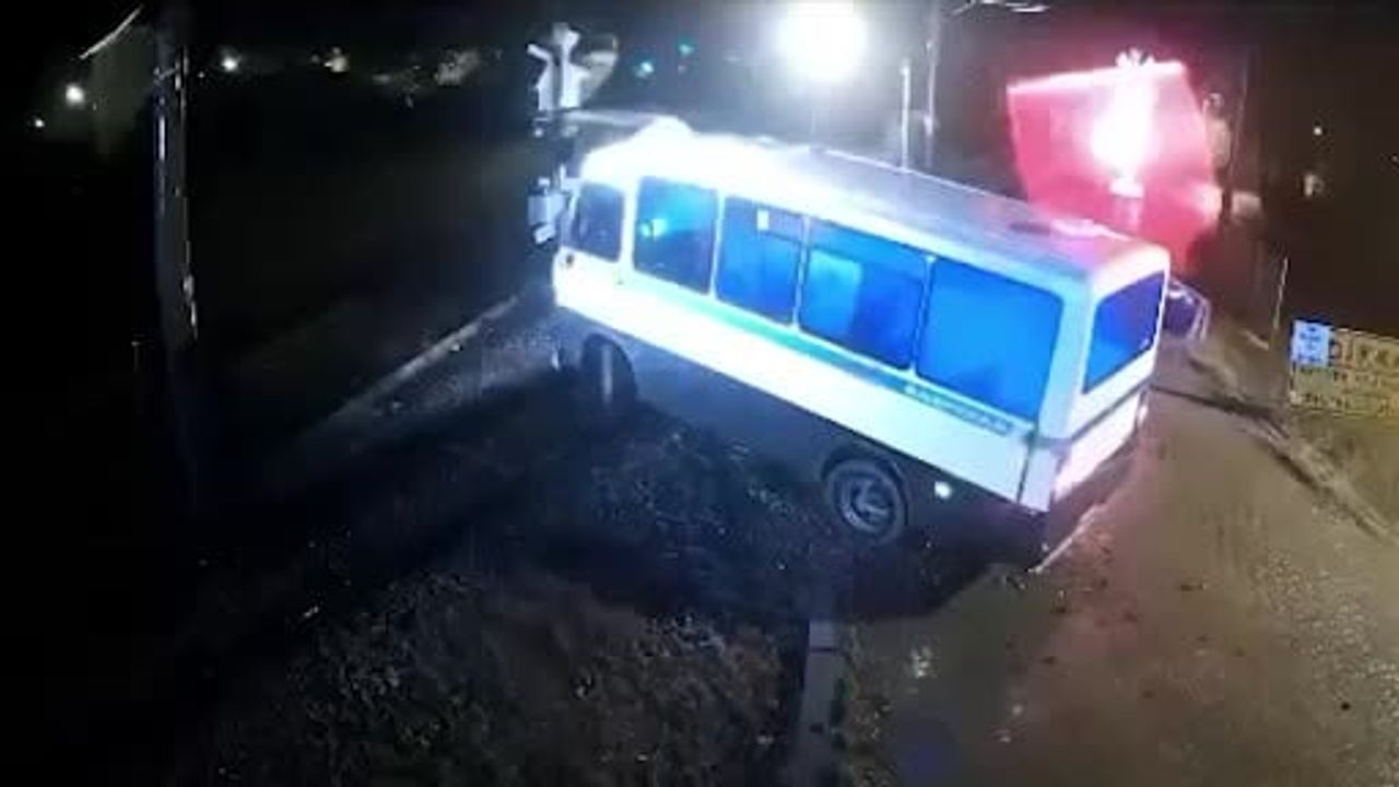 Kırıkkale'de Hemzemin Geçitte Feci Kaza: Tren Dolmuşa Çarptı