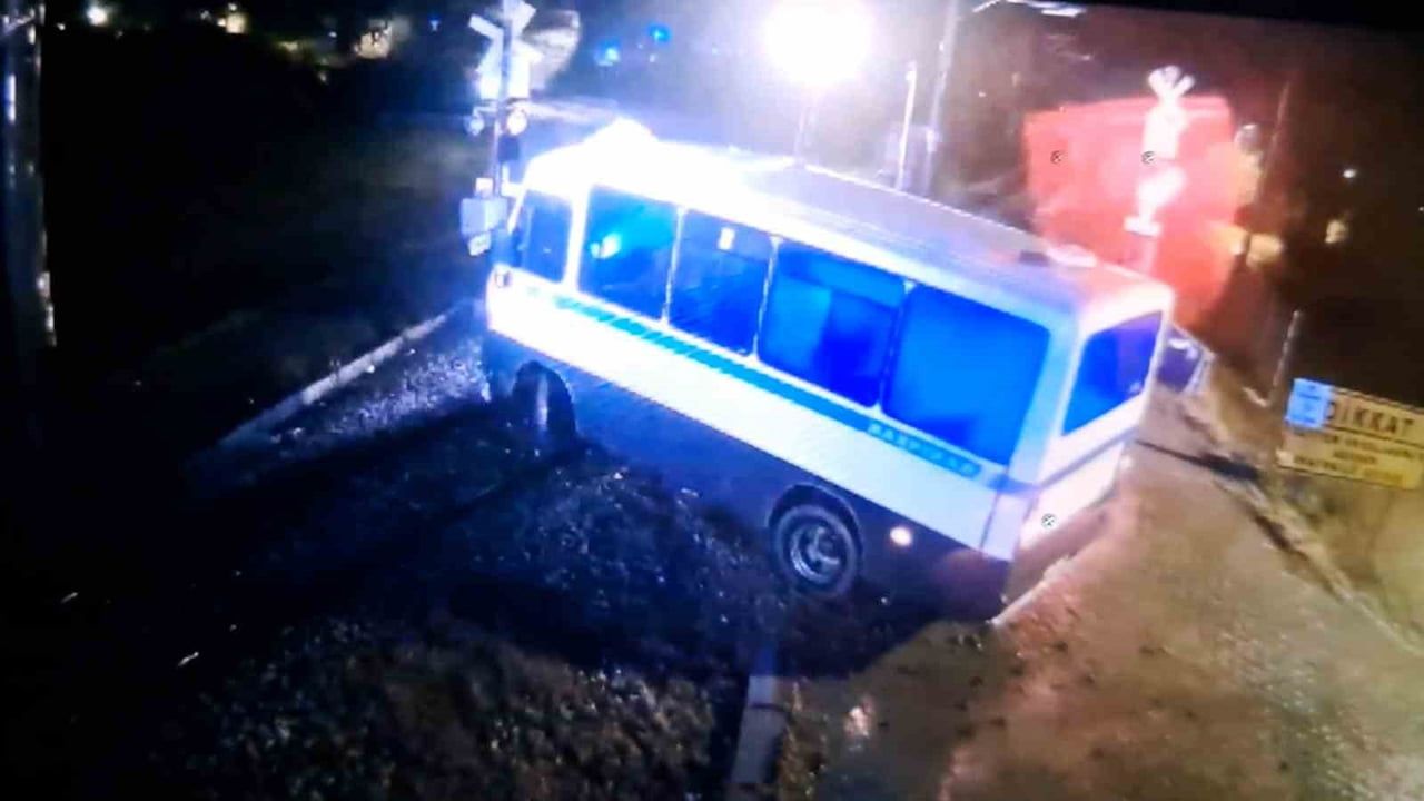 Kırıkkale'de Tren Kazası: Dolmuşa Çarpan Yolcu Treni Saniyelerle Kurtuldular