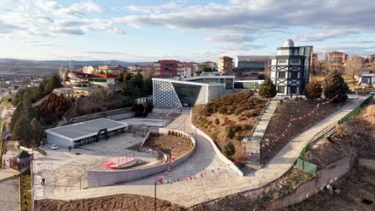 Kırıkkale'de Ücretsiz Buz Pisti Çocukları Sevindiriyor