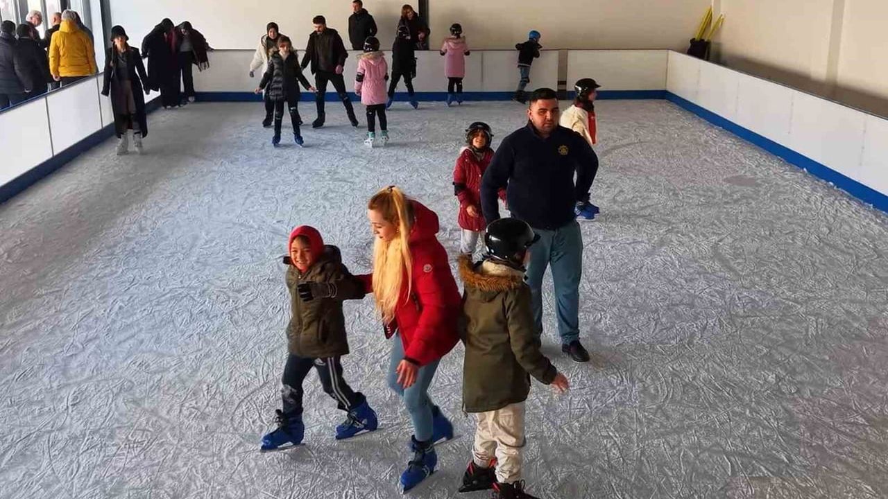 Kırıkkale'de Ücretsiz Buz Pisti Çocukları Sevindiriyor