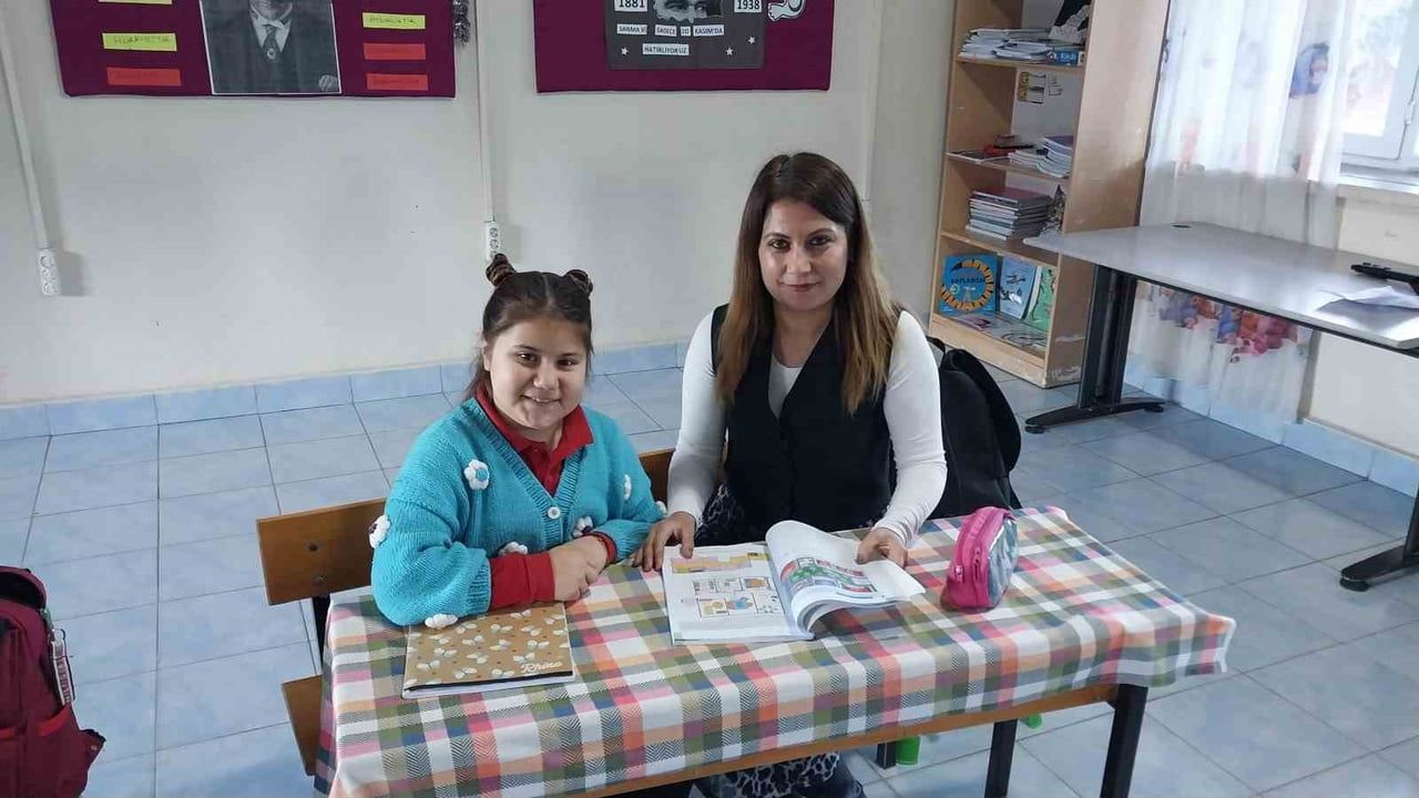 Kırsal Eğitimde Karnesini Alan İki Öğrenci