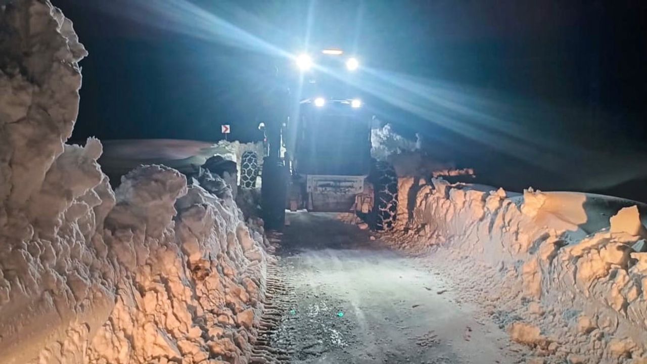 Kırsal Mahallelerde Karla Mücadele Çalışmaları Devam Ediyor