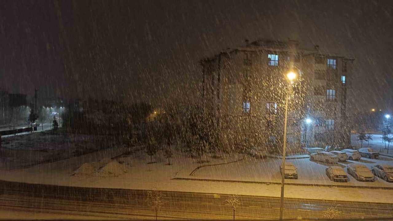 Kırşehir'de Gece Kar Yağışı Başladı