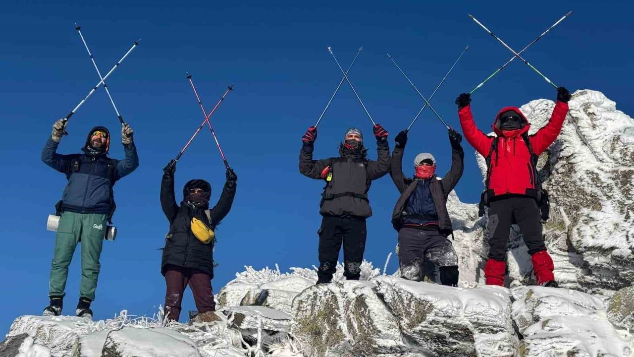 Kırşehirli Dağcılar Gönül Dağı'nda İstiklal Marşı Okudu