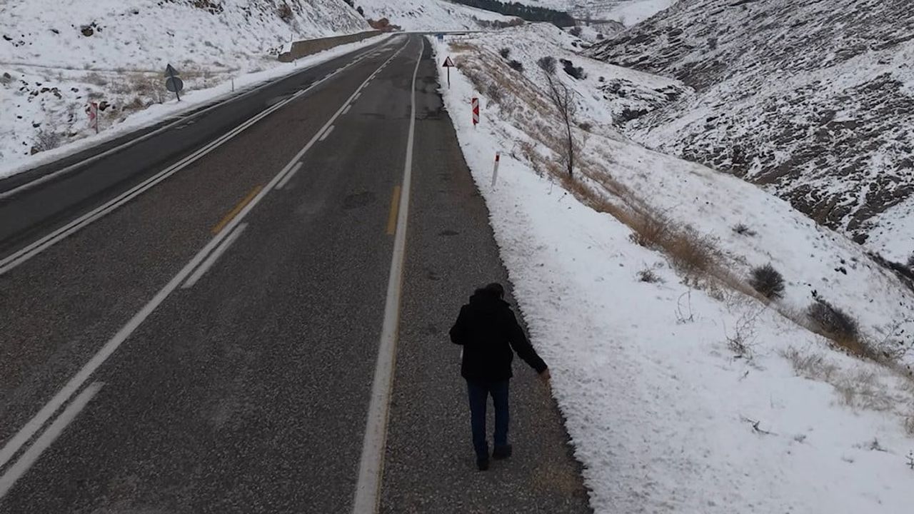 Kış Aylarında Kuşlara Destek: Elazığ'da Buğday Serpildi