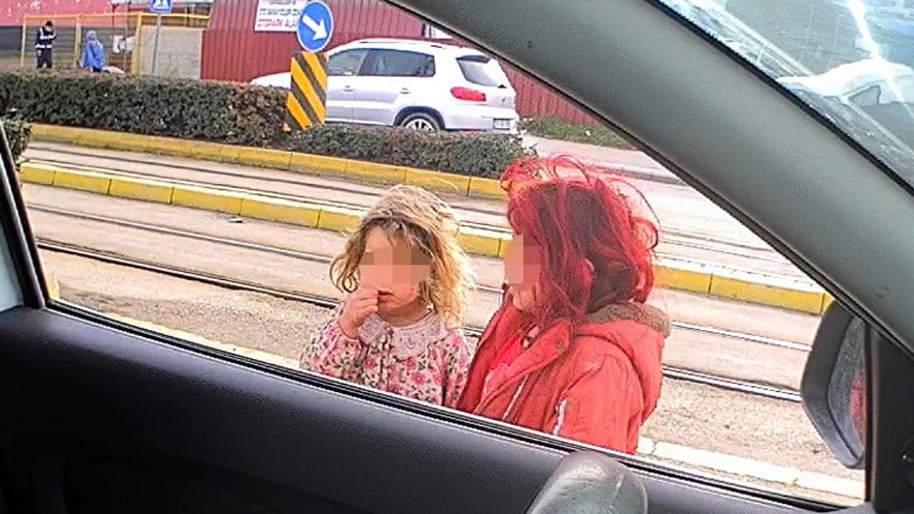 Kış Soğunda Çıplak Bacaklarla Dilenen Çocuklar