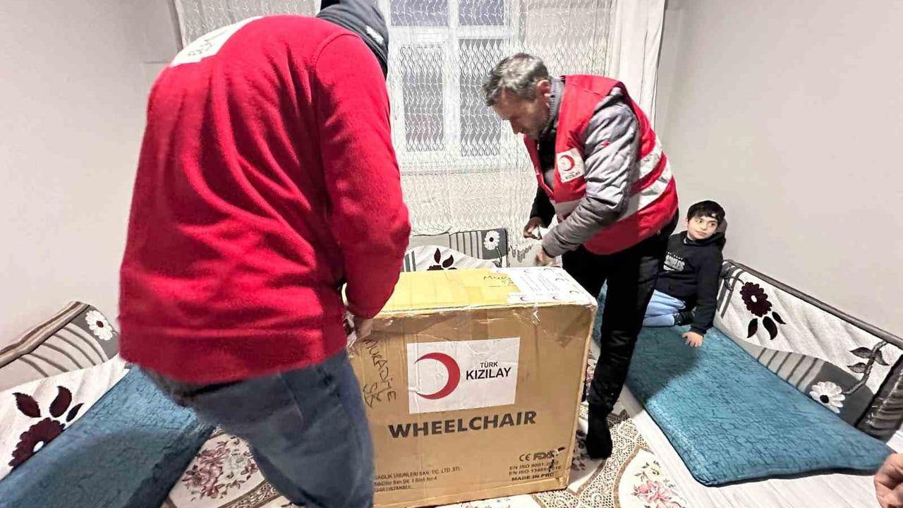 Kızılay Engellilere Tekerlekli Sandalye Desteği Sunuyor