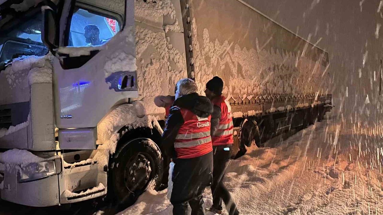 Kızılay, Tendürek Geçidi’nde Tır Şoförlerine Destek Oldu