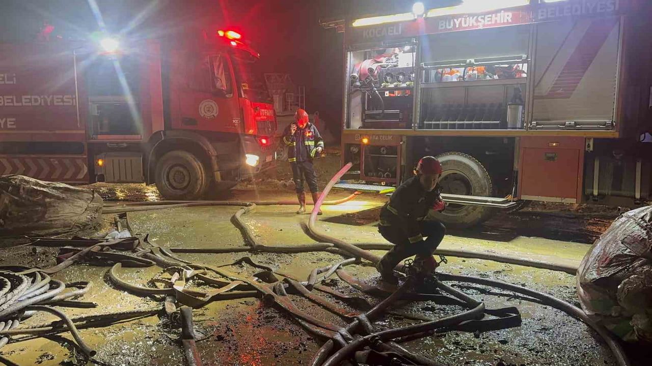 Kocaeli'de Atık Naylon Deposunda Yangın Çıktı