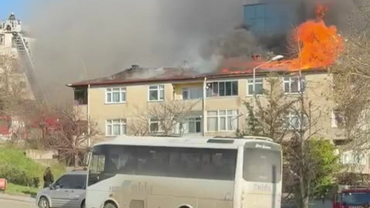 Kocaeli'de Çatı Onarımı Sırasında Yangın Çıktı