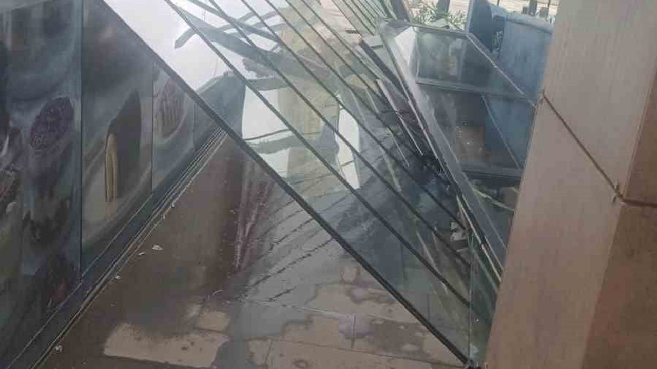 Kocaeli'de Fırtına Otobüse Kereste Sapladı