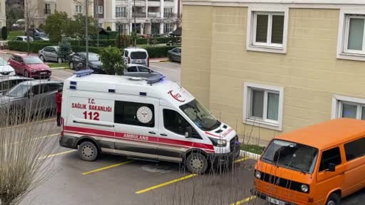 Kocaeli'de İstinat Duvarından Düşen Otomobilde Yaralanan Anne ve Kızı Hastaneye Kaldırıldı