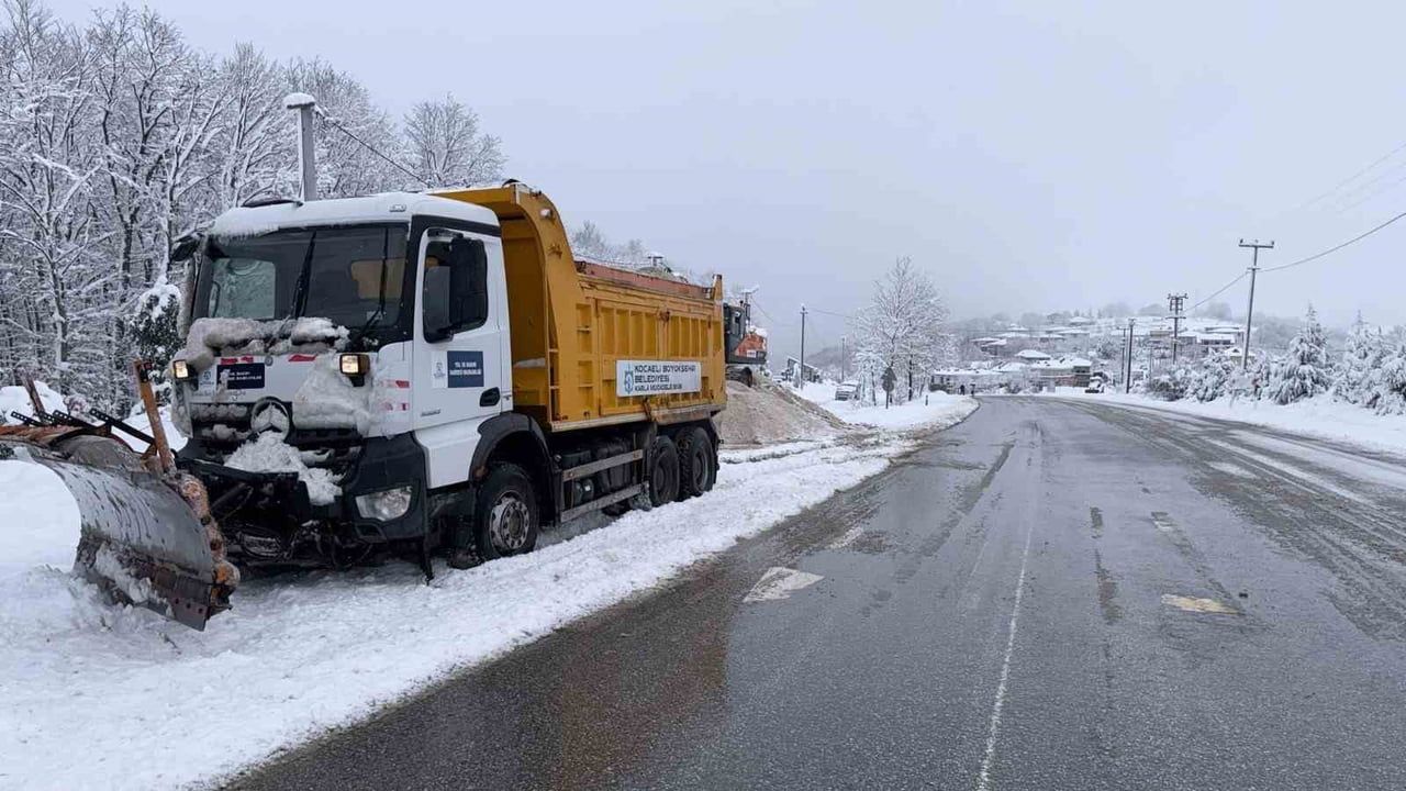 Kocaeli'de Kar Mesaisi: İzmit-Kandıra Yolunda Ulaşım İçin Çalışmalar Sürüyor