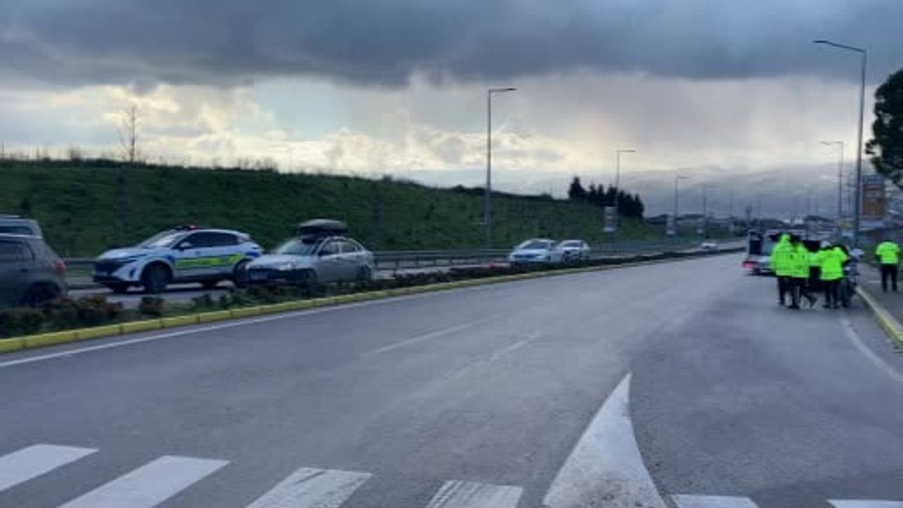 Kocaeli'de Motosiklet Kazası: Trafik Polisi Yaralandı