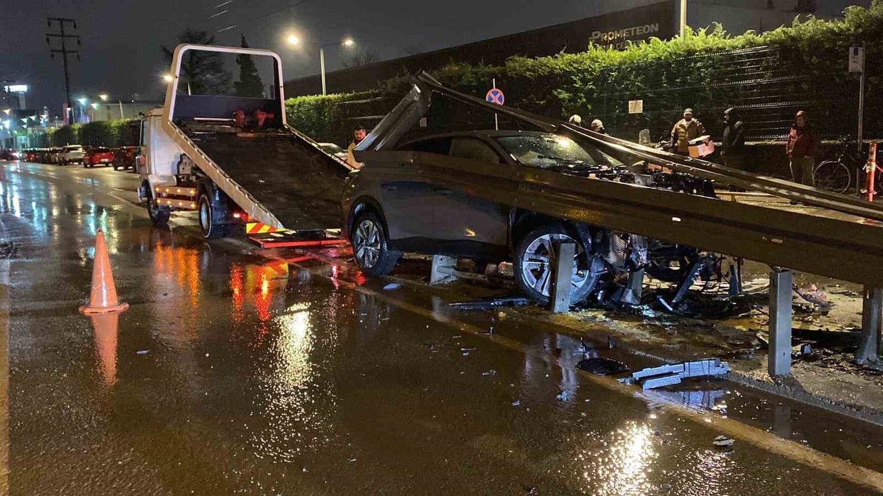 Kocaeli'de Ters Yönden Yola Giren Otomobil Kazası: 1 Yaralı