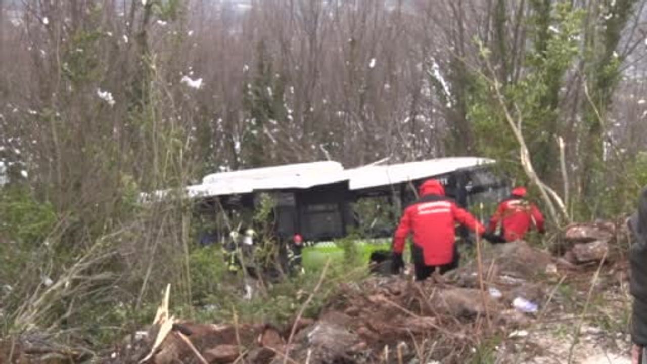 Kocaeli'de Yolcu Otobüsü Şarampole Devrildi