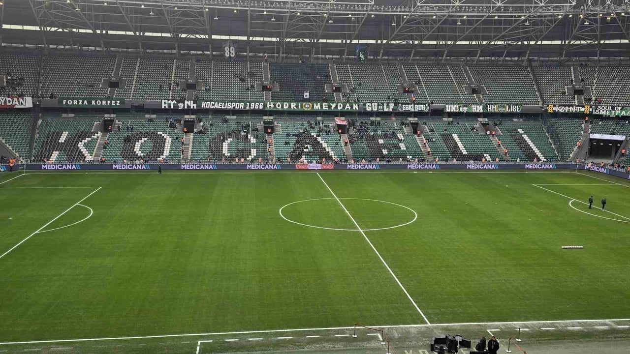 Kocaeli Stadyumu'nda Kar Yağışına Rağmen Zeminde Sıkıntı Yok