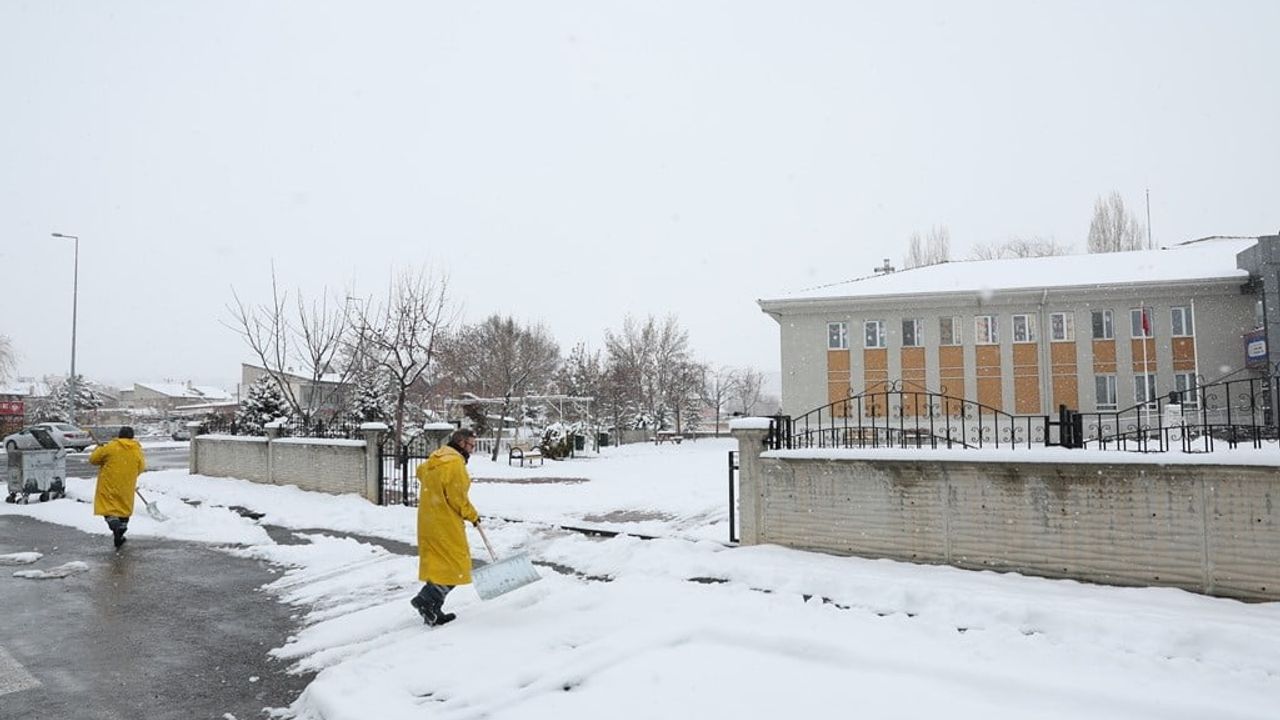 Kocasinan'da Kar Temizlik Çalışmaları Aralıksız Devam Ediyor