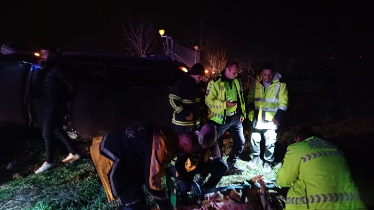 Kontrolden Çıkan Araç Devrildi: Sürücü Yaralandı