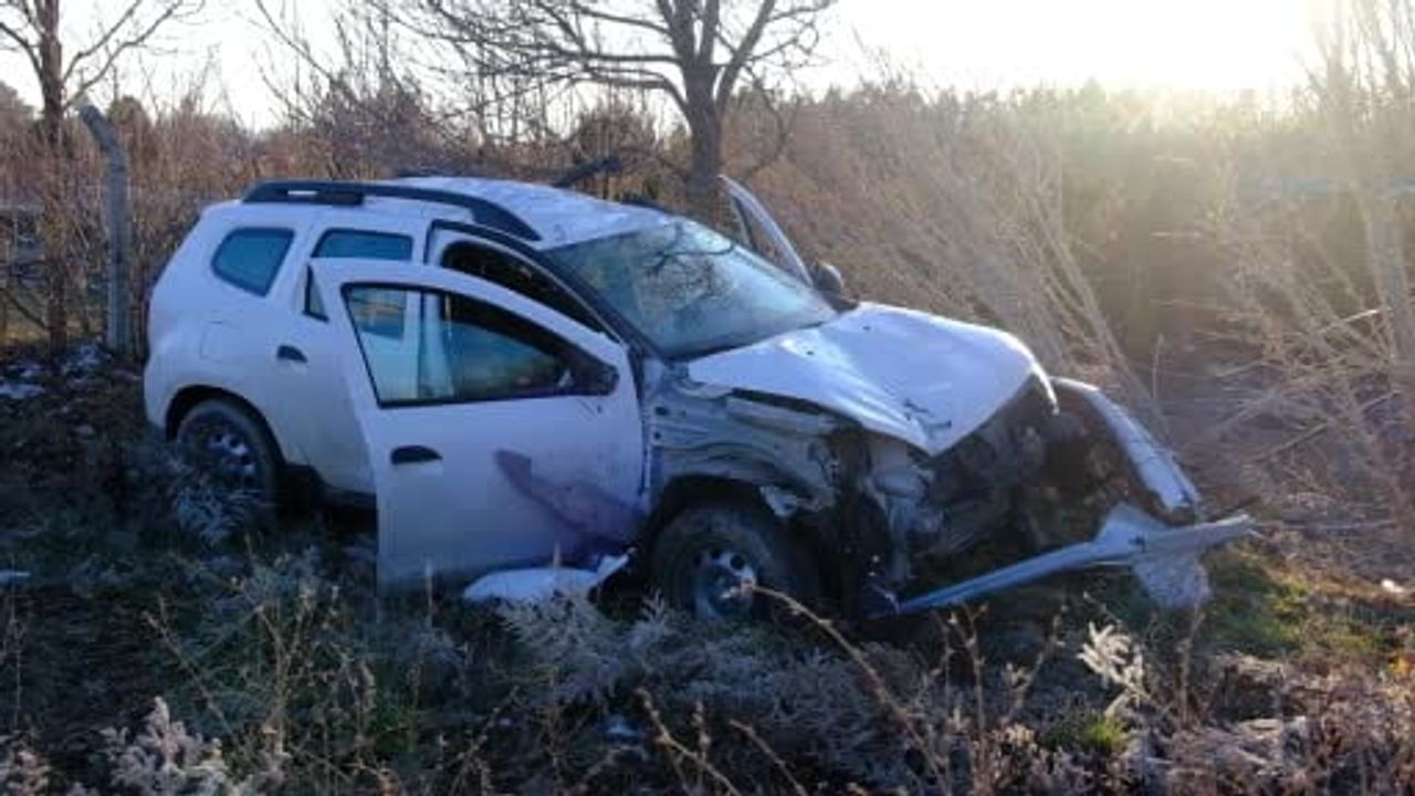 Kontrolden Çıkan Cip Trafik Levhalarını Devirerek Yol Kenarına Savruldu