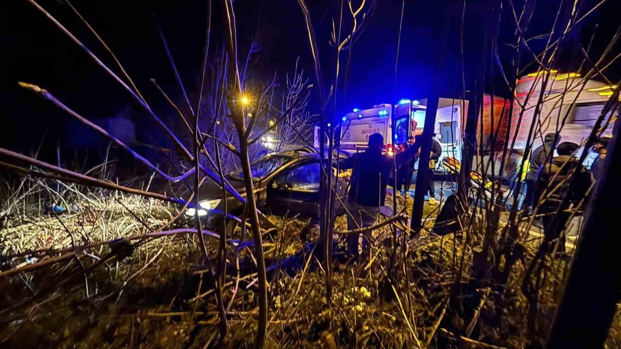 Kontrolden Çıkan Otomobil Tarlaya Girdi, Sürücü Yaralandı