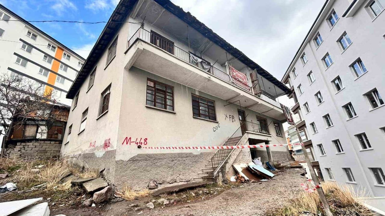 Kontrolsüz İnşaat Çalışması Bitişikteki Binada Hasara Yol Açtı