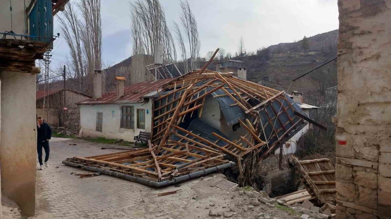 Konya Bozkır'da Şiddetli Rüzgar Çatıları Uçurdu