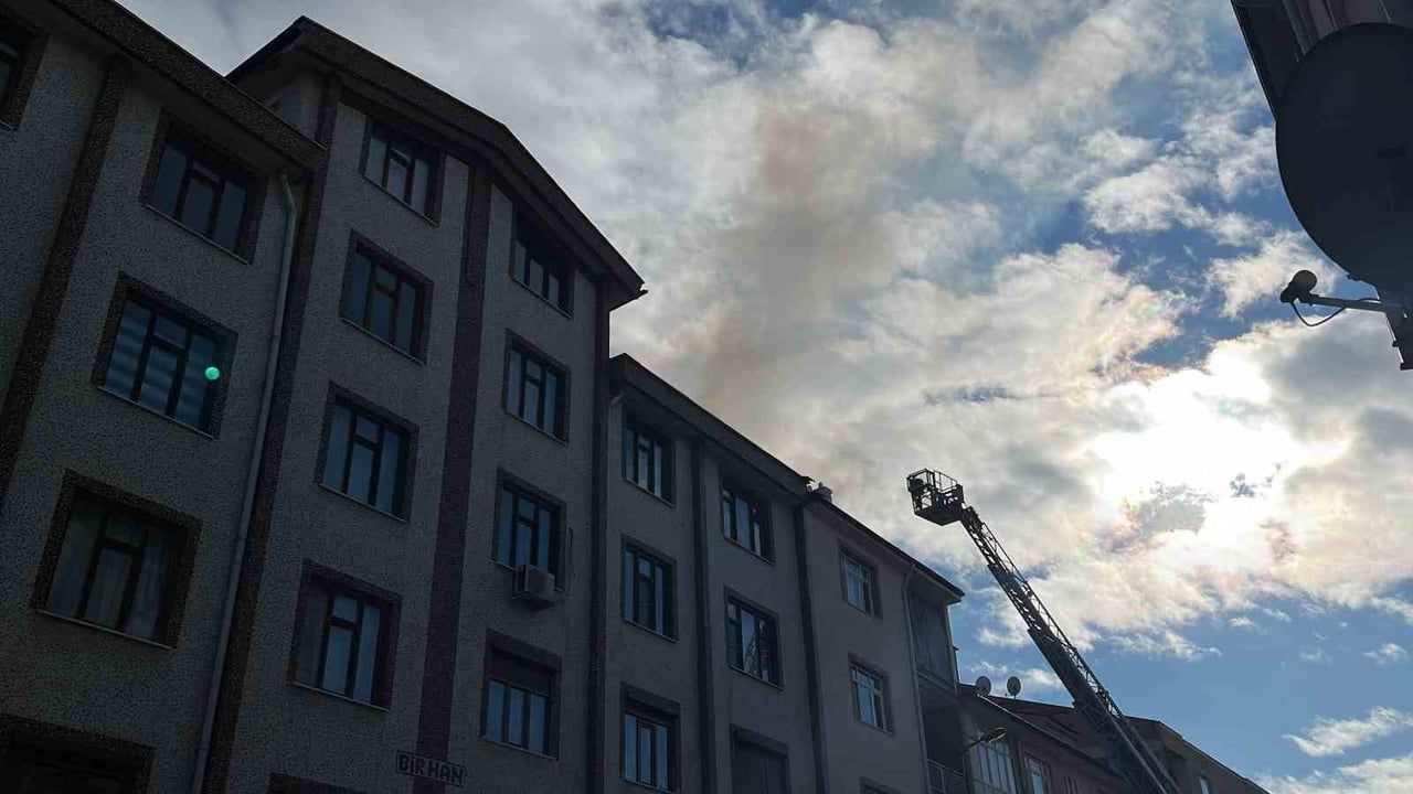 Konya'da Apartman Çatısında Yangın Paniği