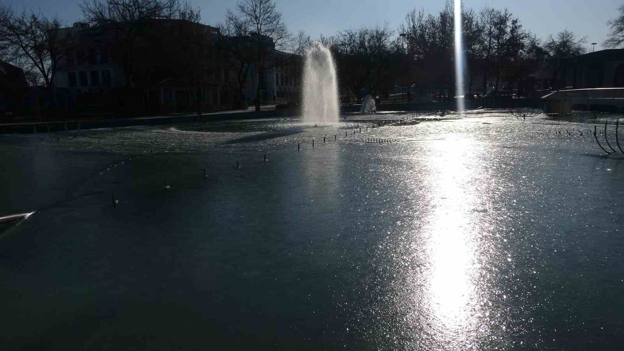Konya'da Hava Soğudu, Süs Havuzları Buz Tuttu