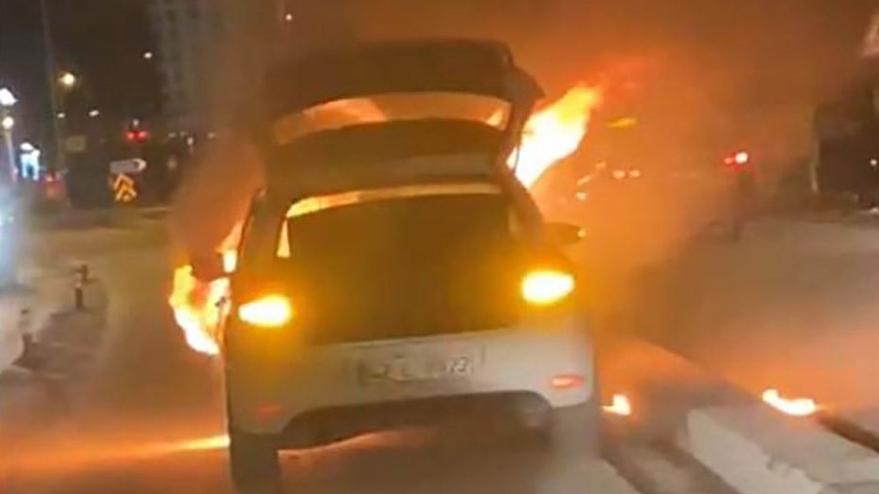 Konya'da Seyir Halindeki Otomobil Yandı