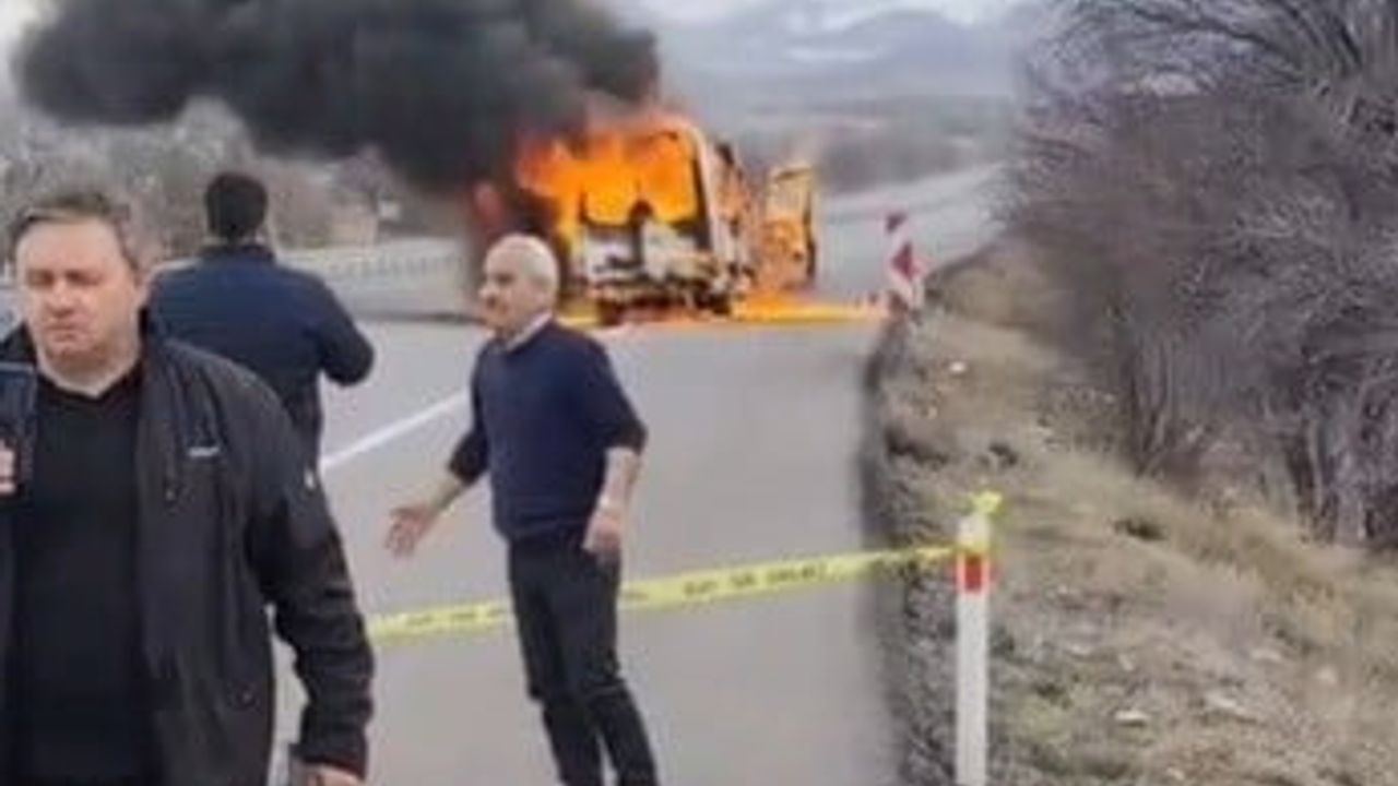 Konya'da Yolcu Minibüsü Yangını: Sürücünün Hızlı Tepkisi Canı Kurtardı