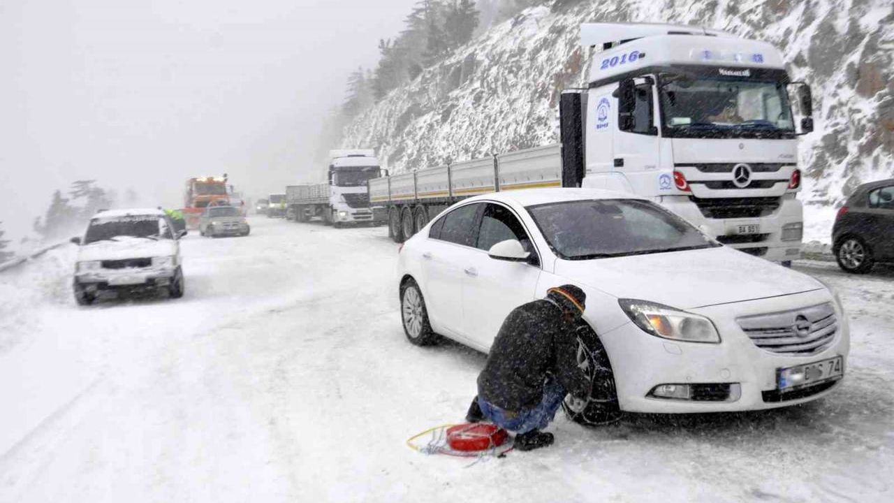 Kop Dağı Geçidi'nde Çığ Felaketi: Ulaşım Durdu