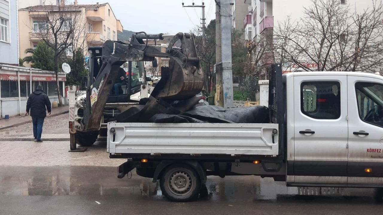 Körfez'de Şiddetli Fırtına Çatılara ve Araçlara Zarar Verdi