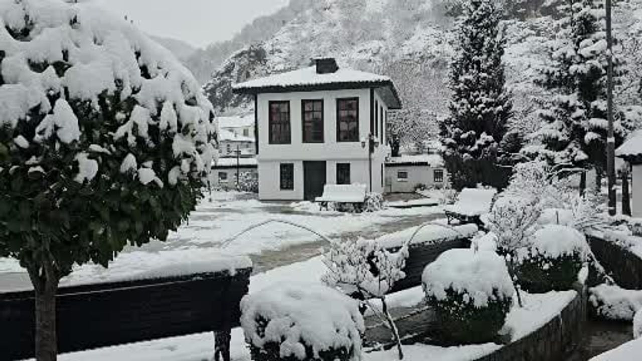 Kosova'da Kar Yağışı Prizren'i Beyaza Bürüdü